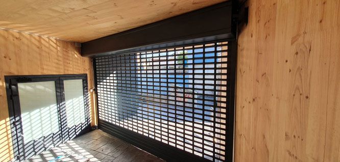 Persiana aluminio con ventanas y cajón lacado negro