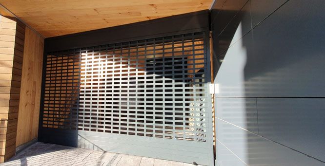 Persiana aluminio con ventanas negro